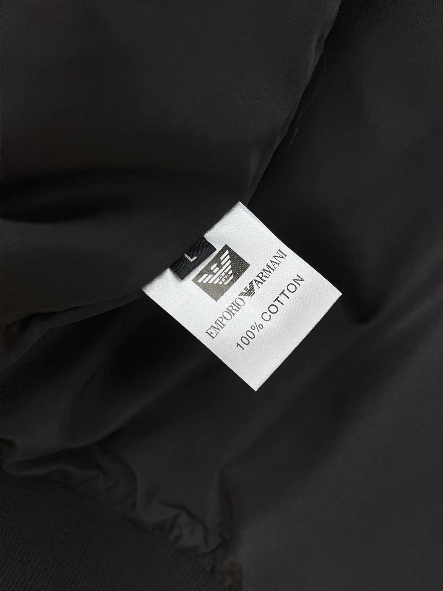 Armani official website Same Style, complete with three labels, on sale in advance. 2026 Autumn and Winter New Arrival men's jacket, Original with complete three labels, Premium version. Custom-made fabrics at the counter. Breathable, high comfort, impeccable details, brand element design concept, reflecting high quality. It feels delicate and soft, presents a casual cut, and has a great upper body shape. Sizes: M～3XL,